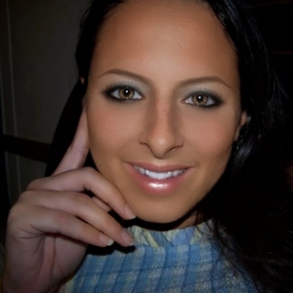 Meet your Posher, Stephanie - Picture 2 of 2